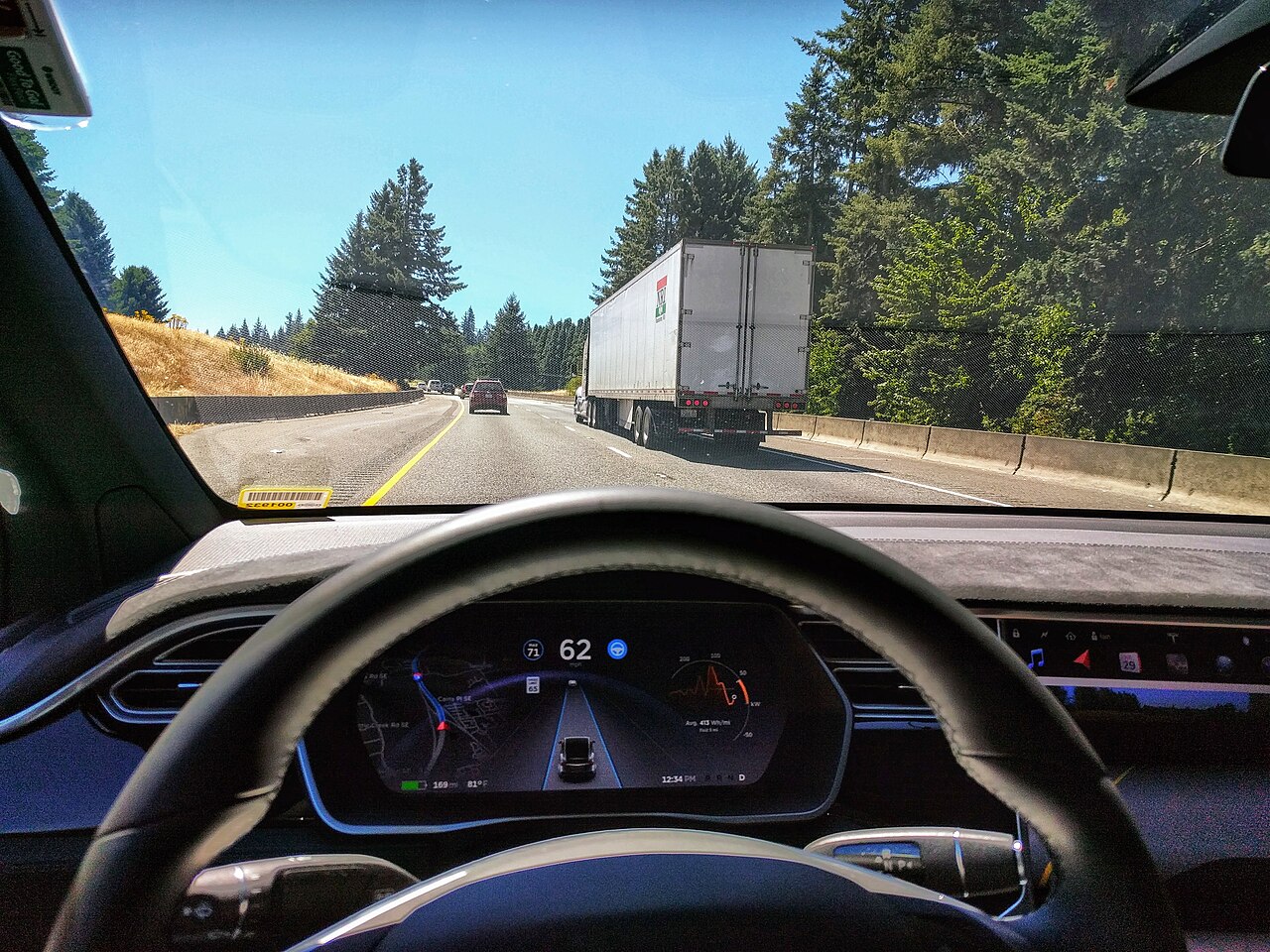 Écran d'un Tesla Model X avec l'aide à la conduite activée