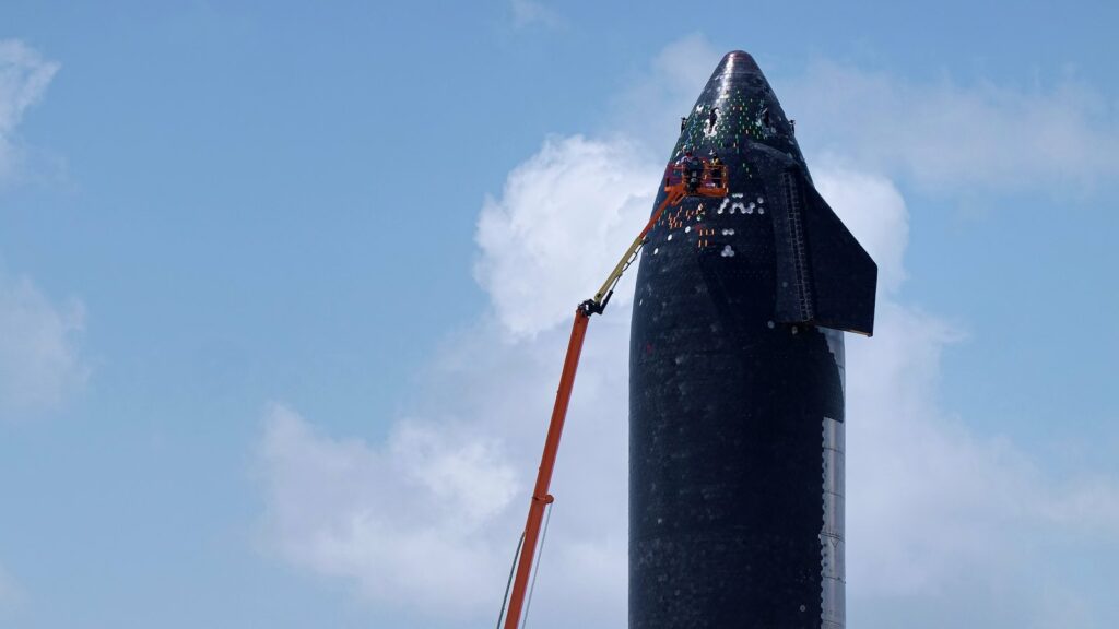 SpaceX instala la Ship 40, la primera Starship recuperada tras un vuelo, en un hangar de Starbase para estudiar su escudo térmico