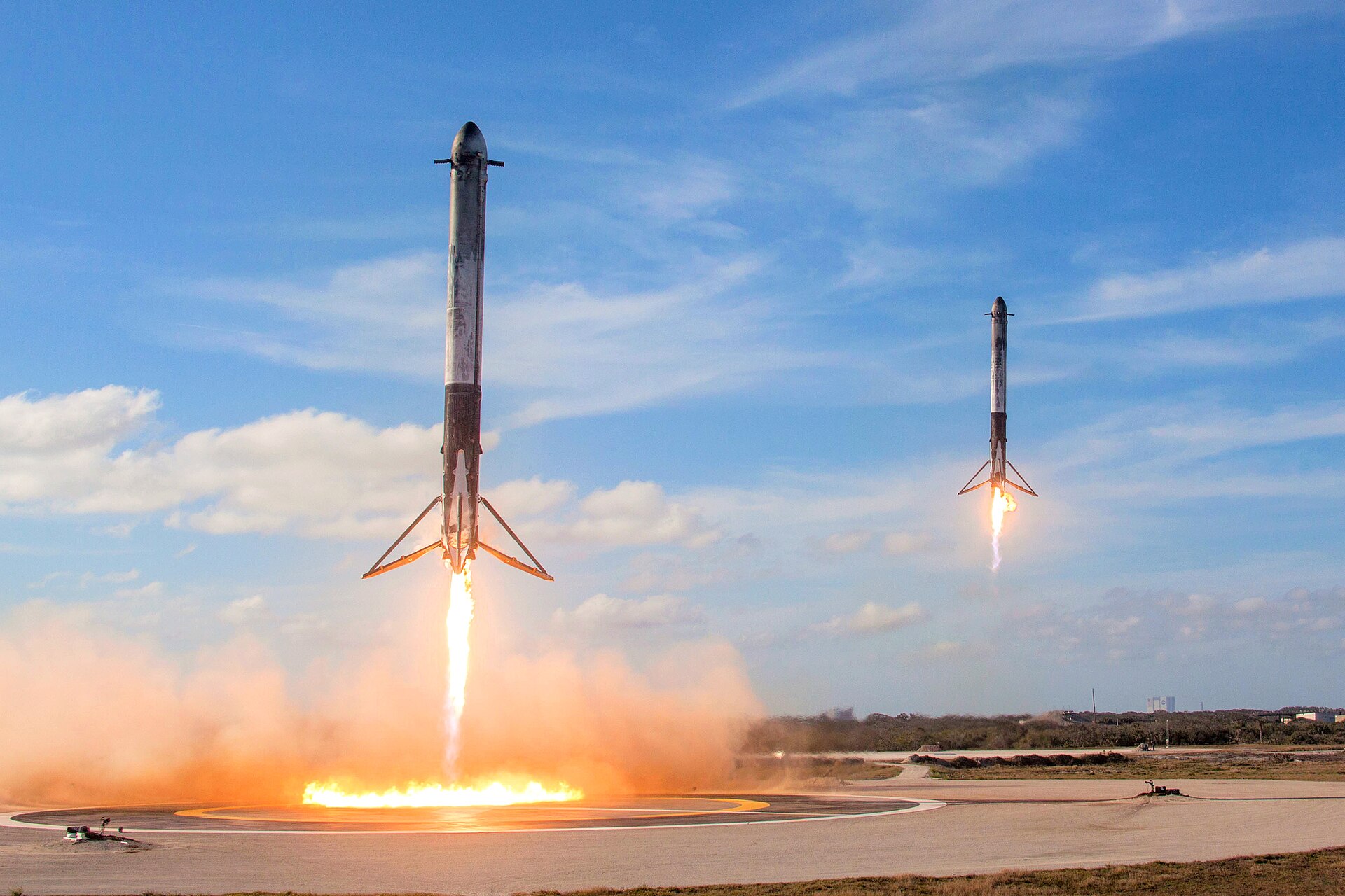 Atterrissage des deux propulseurs latéraux Falcon Heavy de SpaceX