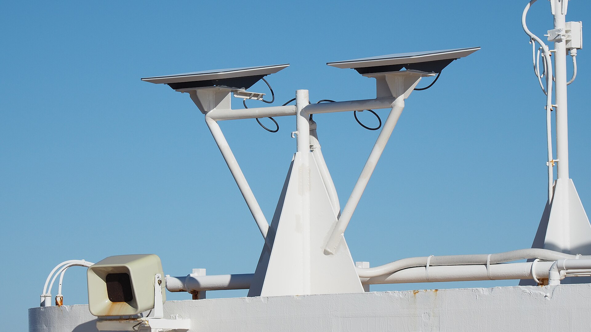 Antenne Starlink installée sur le pont d'un navire
