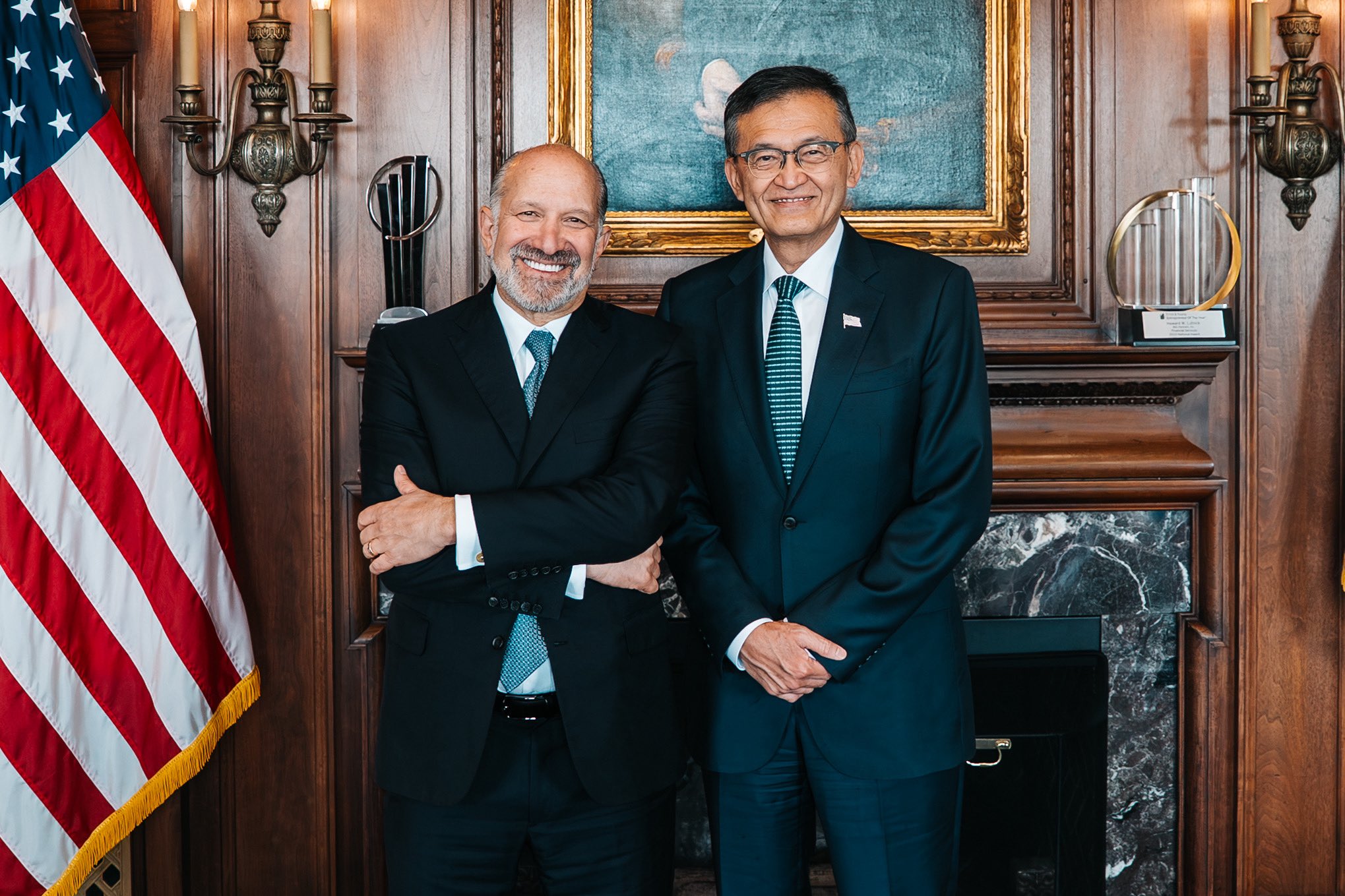 Le patron d’Intel Lip-Bu Tan et le secrétaire américain au Commerce Howard Lutnick posant côte à côte