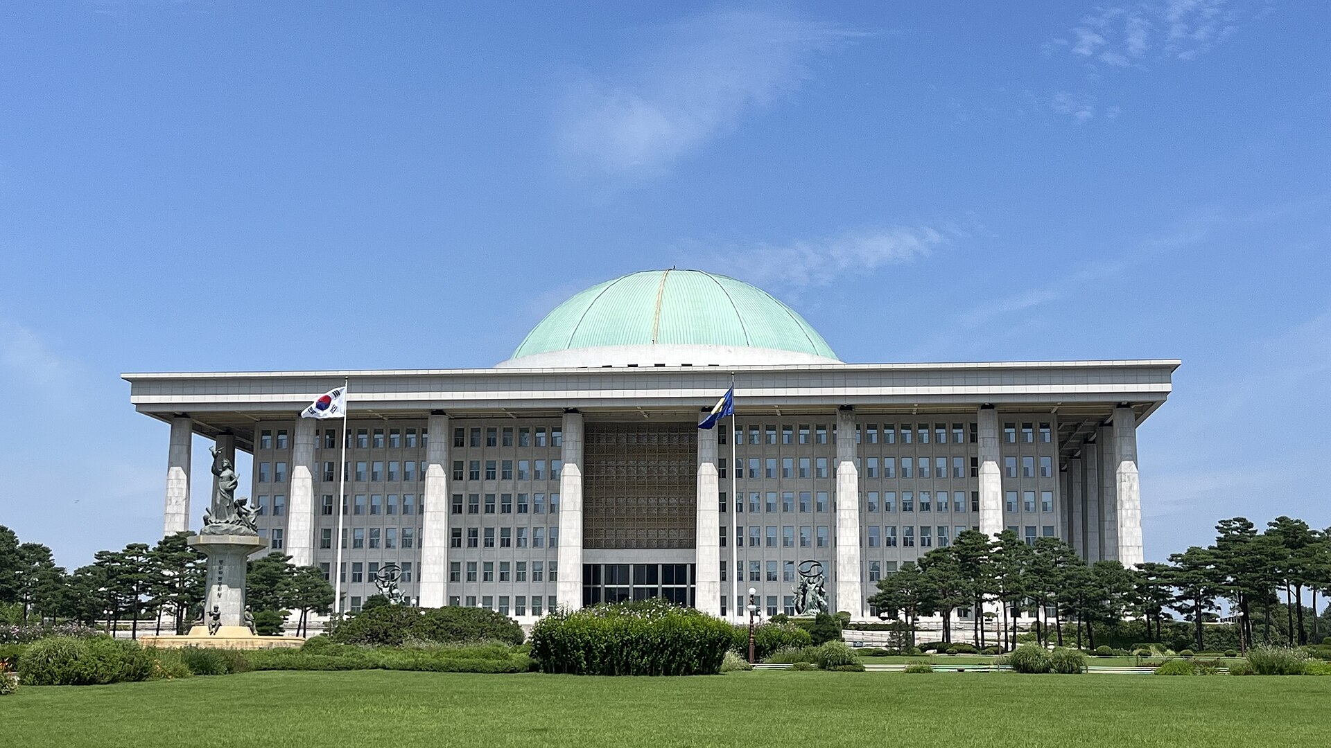 Le bâtiment de l'Assemblée nationale de Corée du Sud, avec son dôme vert, sous un ciel bleu