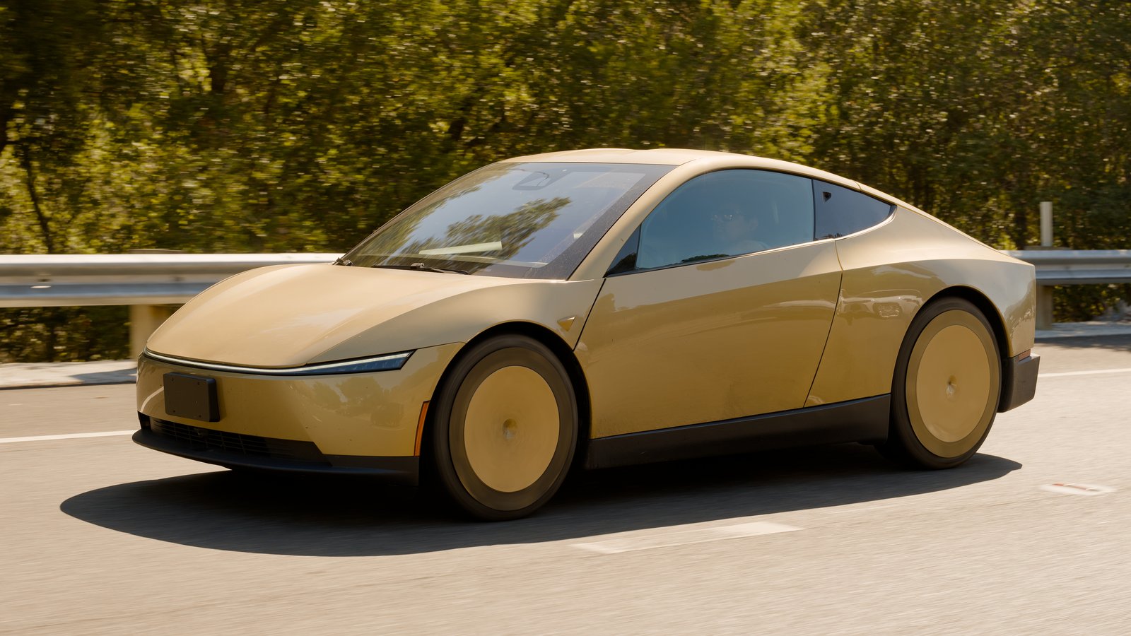 Un Tesla Cybercab doré à deux portes roulant sur l'autoroute 280 près de Palo Alto, en Californie, vu de l'avant gauche
