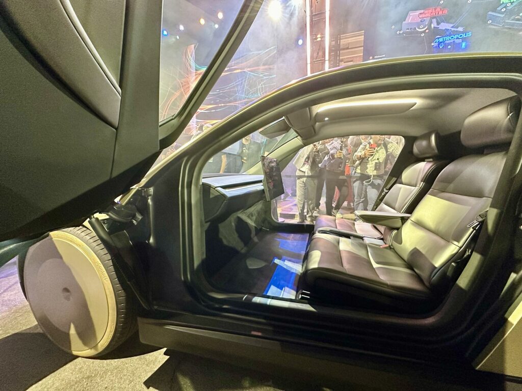 La NHTSA propone adaptar las normas de iluminación a los coches sin volante ni pedales, como el Cybercab de Tesla