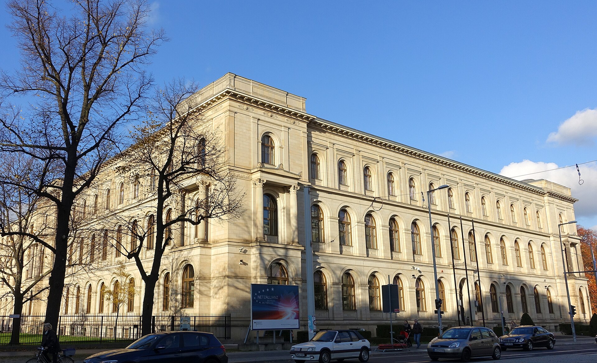 Façade néoclassique du ministère fédéral allemand des Transports, Invalidenstraße à Berlin, sous un ciel bleu, avec des voitures garées devant