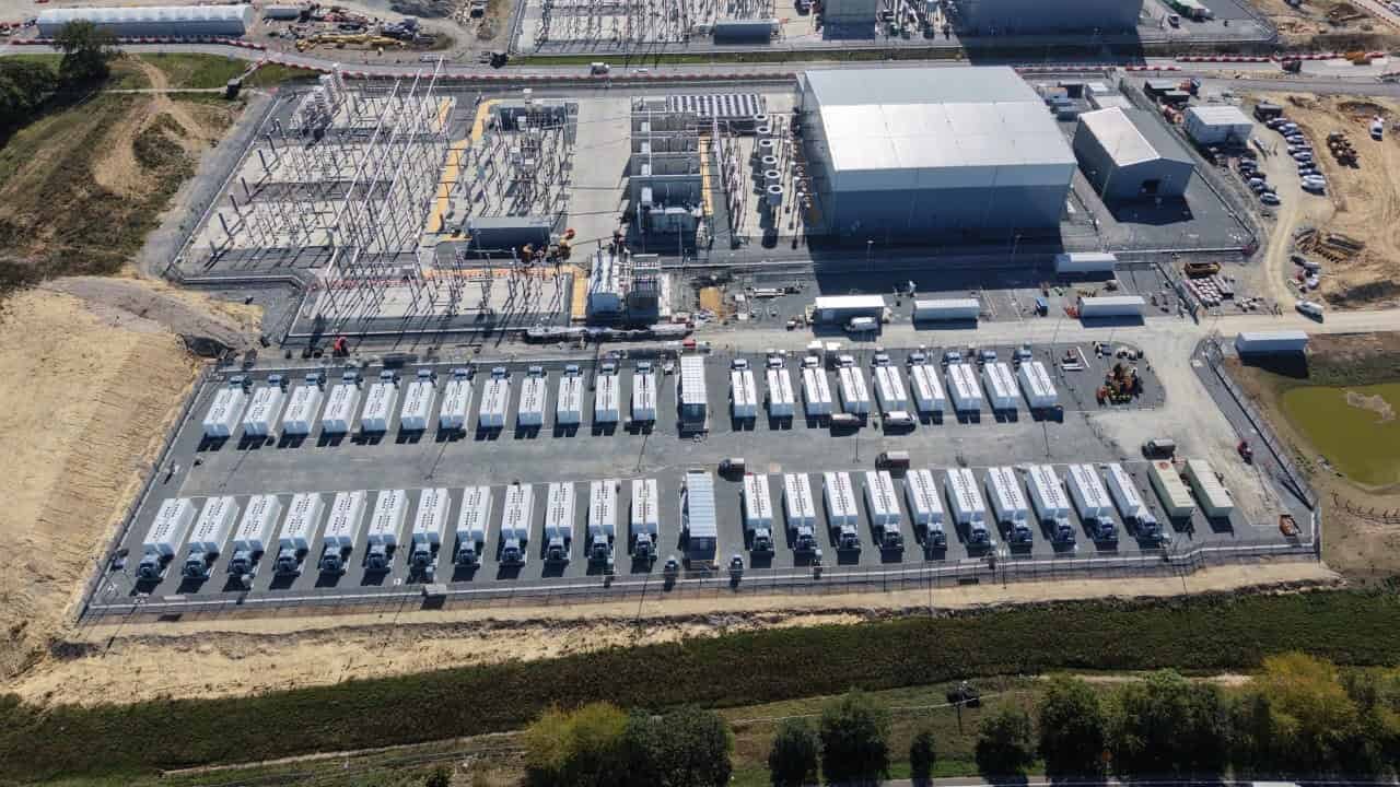 Vue aérienne de deux rangées de batteries Tesla Megapack blanches à côté de la station de conversion de Hornsea 3, près de Norwich, au Royaume-Uni